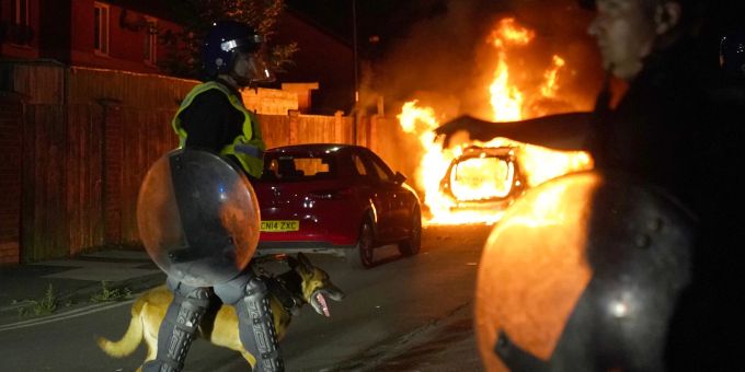 England-Krawalle - 13-jährige Randaliererin bekennt sich schuldig