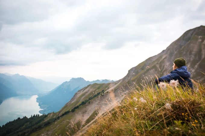 Ausblick vom Brienzer Rothorn Grat auf den Brienzersee. Brienzer Rothorn