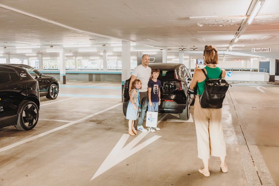 Strahlende Gesichter bei der Übergabe er Fahrzeuge. Diese Familie fährt ein Jahr lang den Volvo EX30.