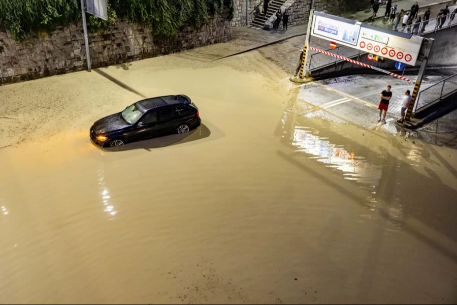 Der gleichnamige Fluss trat an mehreren Stellen im Stadtgebiet über die Ufer.