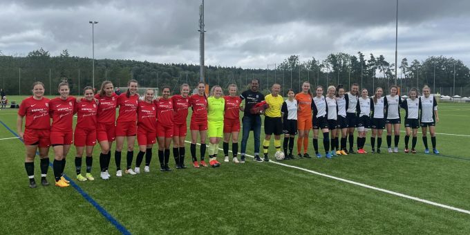 Vor dem Spiel verabschiedeten Monika Kamer und Thomas Frei den abtretenden Chef Coach des FCK, Fabio Alves Vidal. Er formte das Frauen 1 von einer durchschnittlichen dritten Liga Mannschaft zu einem «fast Aufsteiger» in die erste Liga. FC Küsnacht Frauen