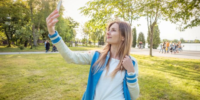 Frau macht Selfie.