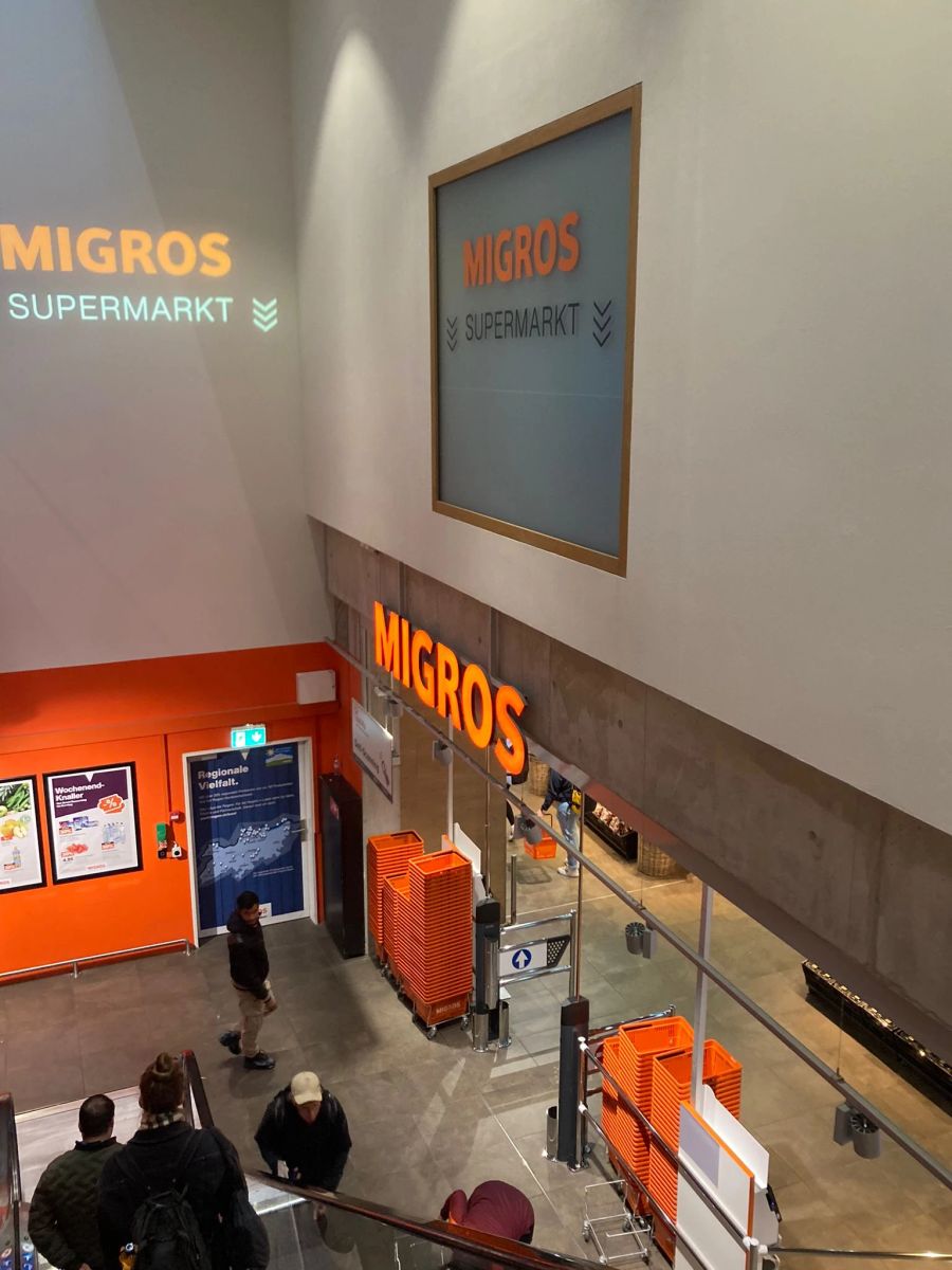 Bei der Migros-Filiale am Bahnhof SBB geht es runter.