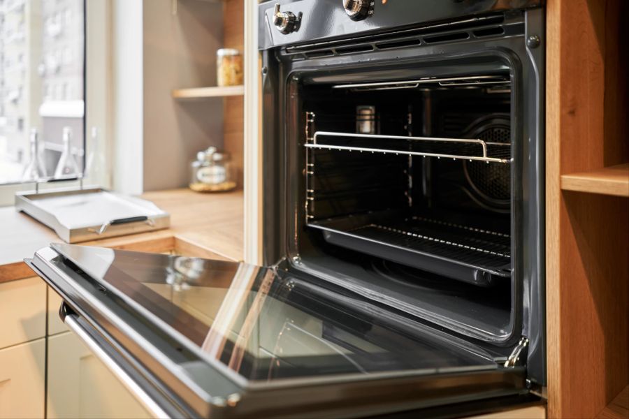 Der Backofen dient nicht als Stauraum: Bewahren Sie keine Pfannen oder Essensreste darin auf. Plötzlich machen Sie den Ofen an und vergessen das Zeug darin – so können Brände entstehen.