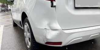 Herisau AR - Lieferwagenfahrer ohne Führerausweis kollidiert mit Auto