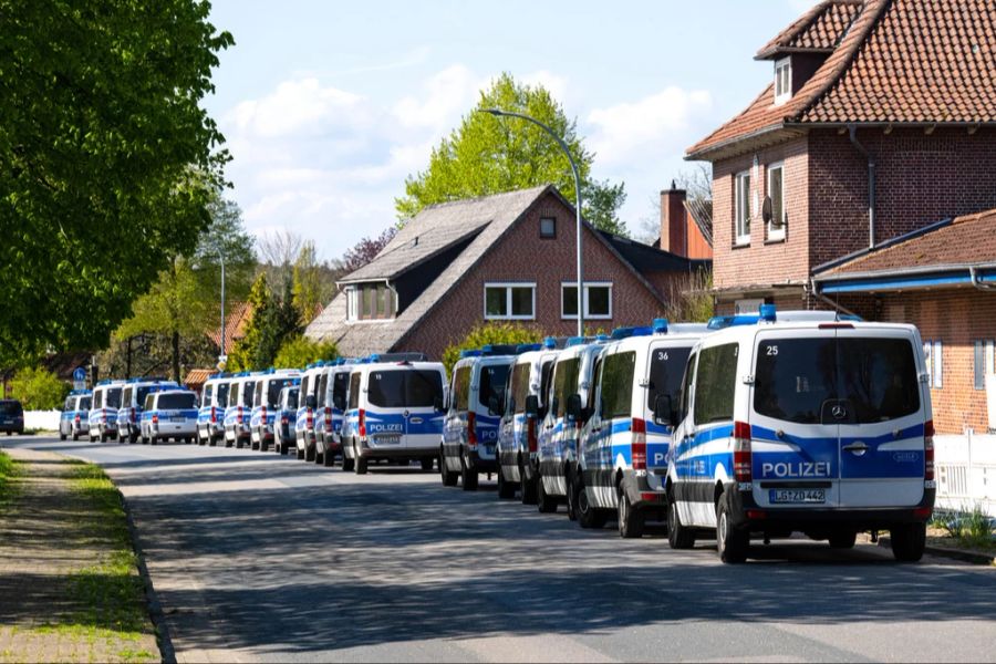 Einsatzfahrzeuge stehen an einer Strasse