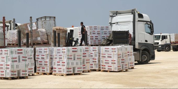 Hilfsgüter, die an der Grenze zum Gazastreifen auf das Verladen warten. Gaza