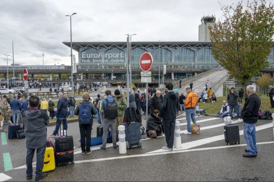 Die Passagiere konnten das Gebäude nach drei Stunden wieder betreten. Im Oktober hatte die Durchsuchung des Terminals noch fünf Stunden gedauert. (Archivbild)