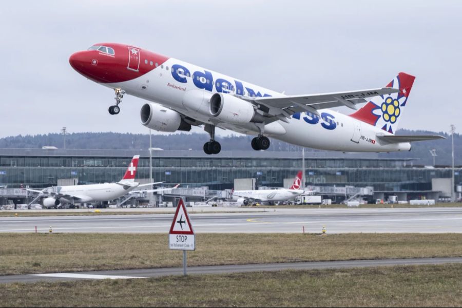 Sowohl die Swiss als auch die Edelweiss haben Bargeld an Bord über die letzten Jahre abgeschafft. (Archivbild)