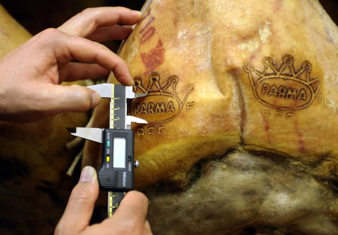 Im Parmaschiken halt sich der Schweinepest-Erreger länger als in anderen Schweinefleisch-Produkten. (Symbolbild) Parmaschinken Schweinepest Italien