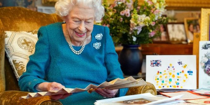 Queen Elizabeth II. amüsiert sich über alte Glückwunschkarten. Queen Elizabeth II. amüsiert sich über alte Glückwunschkarten.