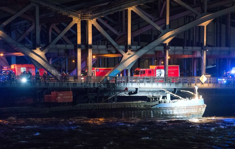 Beim Durchfahren der Brücke im starken Sturm war das Schiff mit dem Steuerhaus an der Brücke hängengeblieben und hat sich dabei verklemmt.