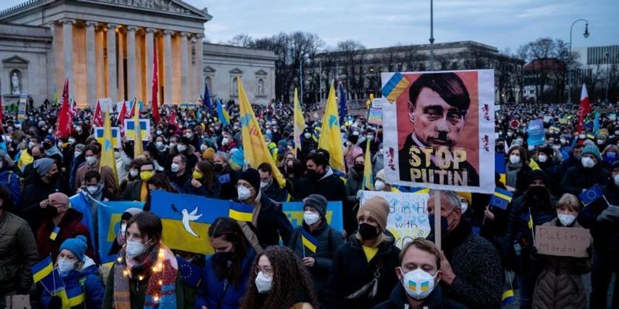 Demonstranten protestieren auf dem Königsplatz in München unter dem Motto «Frieden in Europa, Solidarität mit der Ukraine» gegen den Krieg in der Ukraine. Foto: Sven Hoppe/dpa