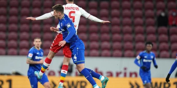 Leverkusens Patrik Schick (l) erlitt beim Spiel gegen den FSV Mainz 05 einen Muskelfaserriss. Foto: Thomas Frey/dpa Leverkusens Patrik Schick (l) erlitt beim Spiel gegen den FSV Mainz 05 einen Muskelfaserriss. Foto: Thomas Frey/dpa