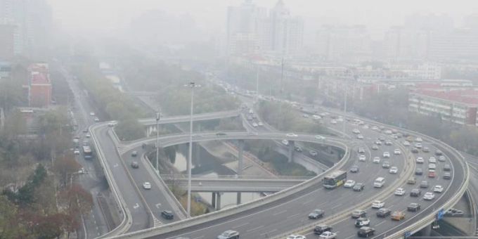 Starker Smog über Peking. Dass sich das Klima sich durch Menschenhand katastrophal verändert, steht fest. Nun geht es um die Folgen und welche Anpassungen für Mensch und Natur nötig sind. Foto: Song Jiaru/Sipa Asia/SIPA Asia via ZUMA Press Wire/dpa Starker Smog über Peking. Dass sich das Klima sich durch Menschenhand katastrophal verändert, steht fest. Nun geht es um die Folgen und welche Anpassungen für Mensch und Natur nötig sind. Foto: Song Jiaru/Sipa Asia/SIPA Asia via ZUMA Press Wire/dpa