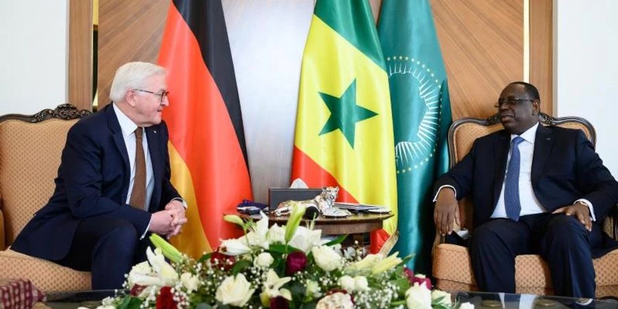 Bundespräsident Frank-Walter Steinmeier und der senegalesische Präsident Macky Sall im Präsidentenpalast. Foto: Bernd von Jutrczenka/dpa