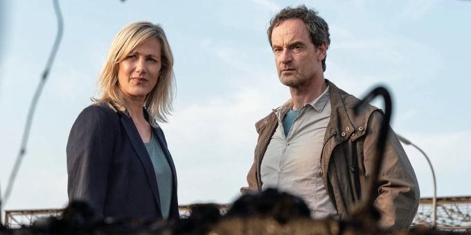 «Tatort: Liebe mich»: Martina Bönisch (Anna Schudt) und Peter Faber (Jörg Hartmann) betrachten das ausgebrannte Auto, das ihrer Kollegin Rosa Herzog gehört. «Tatort: Liebe mich»: Martina Bönisch (Anna Schudt) und Peter Faber (Jörg Hartmann) betrachten das ausgebrannte Auto, das ihrer Kollegin Rosa Herzog gehört.