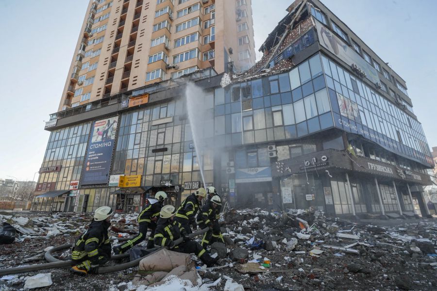 Die Feuerwehr bei Löscharbeiten am getroffenen Gebäude am 26. Februar 2022.