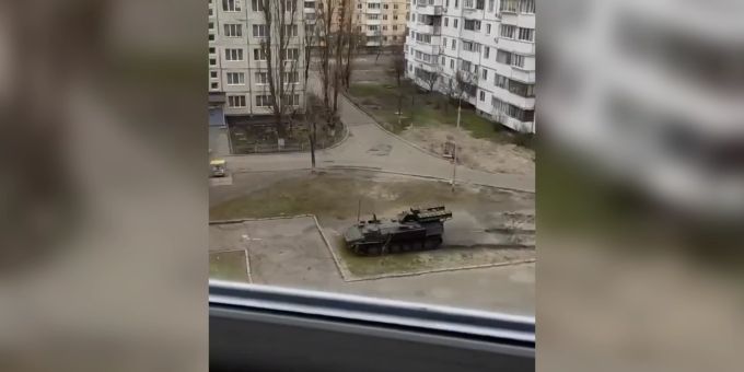 Videos zeigen - Russen-Panzer fahren durch Wohnviertel in Kiew