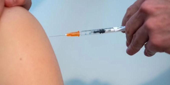 Eine Ärztin impft einen Mann gegen das Coronavirus. Foto: Sven Hoppe/dpa Eine Ärztin impft einen Mann gegen das Coronavirus. Foto: Sven Hoppe/dpa