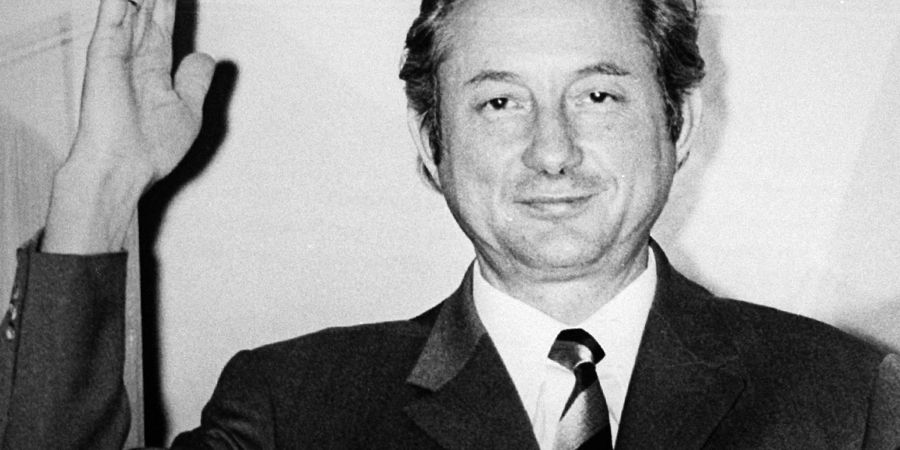 Theo Albrecht spricht rund 24 Stunden nach seiner Freilassung im Dezember 1971 von einem Fenster seiner Villa in Essen-Bredeney zu Journalisten. Er war damals entführt worden und wurde nach der Zahlung von sieben Millionen Mark nach 17 Tagen frei gelassen.