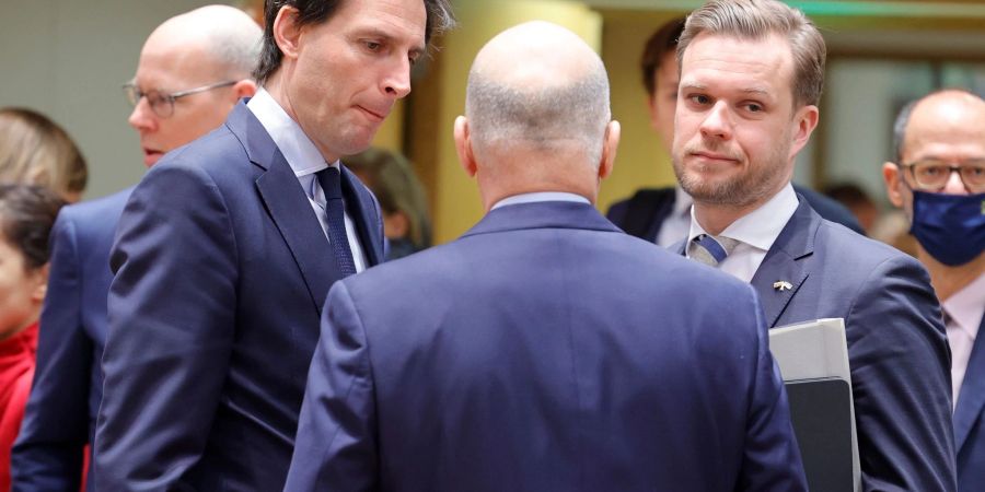 Gabrielius Landsbergis mit seinem niederländischen Amtskollegen, Wopke Hoekstra, bei den Beratungen in Brüssel.