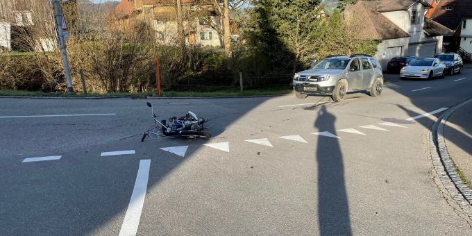 Der Mofafahrer wurde beim Unfall verletzt. Mofafahrer