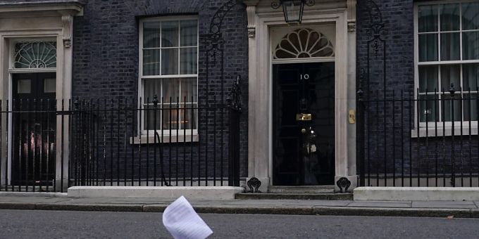 Eine Kopie des Berichts zu den mutmasslichen Lockdown-Verstössen im britischen Regierungssitz fliegt an der Eingangstür der 10 Downing Street vorbei. (Archivbild) Grossbritannien