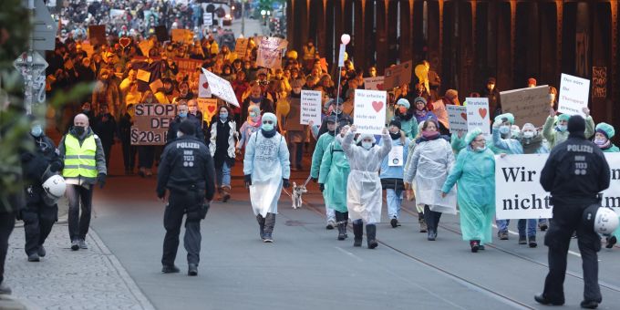 In Düsseldorf nahmen über 7000 Personen an der gestrigen Demo gegen die Corona-Massnahmen teil. Coronavirus