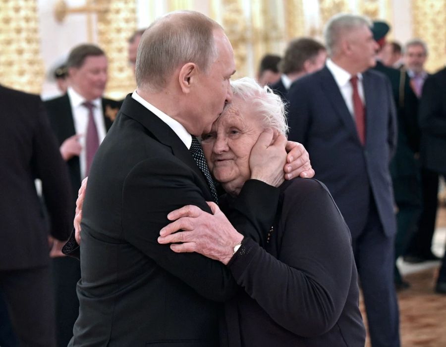 Wladimir Putin und seine frühere Lehrerin Vera Gurevich.