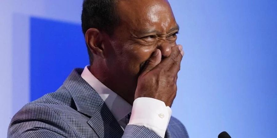 Tiger Woods bei seiner emotionalen Dankesrede bei der Aufnahme in die World Golf Hall of Fame. Foto: Gerald Herbert/AP/dpa
