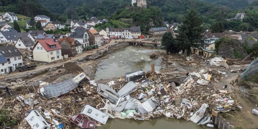 Meterhoch türmen sich im Juli 2021 Wohnwagen, Gastanks, Bäume und Schrott an einer Brücke über der Ahr in Altenahr. Foto: Boris Roessler/dpa