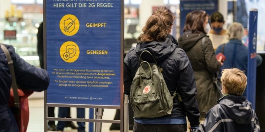 Hibnweis auf 2G-Regel in Leipziger Einzelhandel