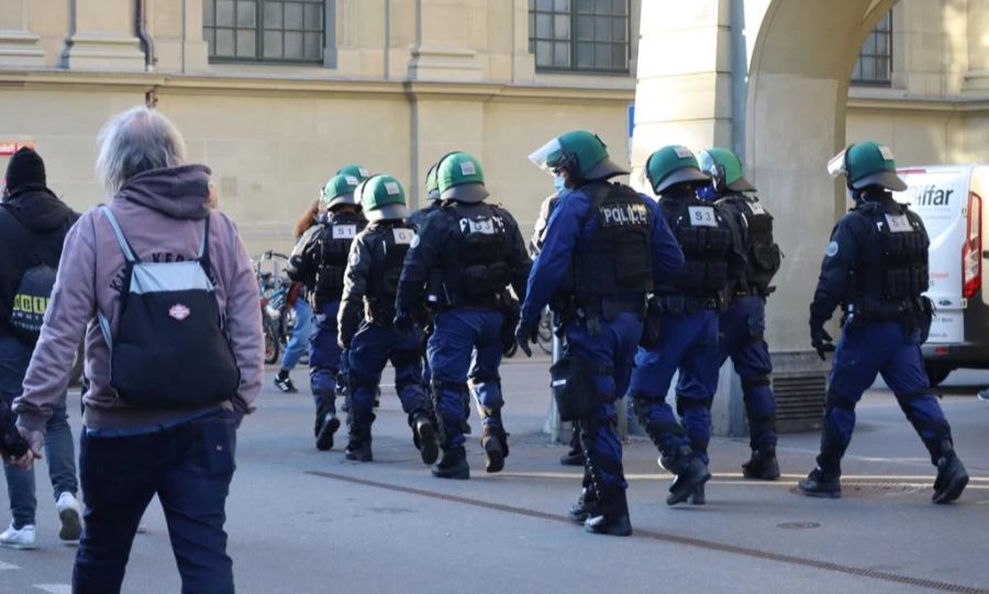 Die Polizei ist mit einem Grossaufgebot vor Ort.