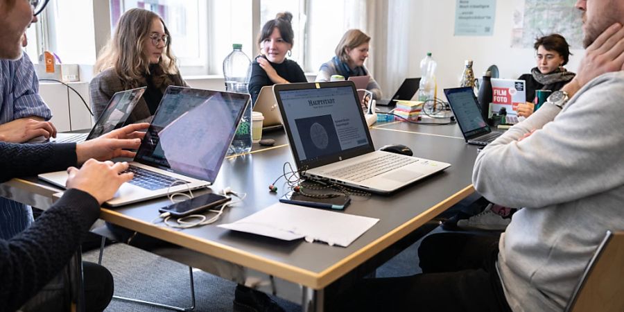Mitglieder der «Hauptstadt»-Redaktion an einer Sitzung am ersten Tag der neuen Online-Zeitung am Montag in Bern.