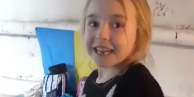 Das Mädchen namens Amelia ist in dem viralen Video in einer Art Keller mitten im Ukraine-Krieg zu sehen – mutmasslich ein Versteck vor den russischen Bombardements. Amelia Frozen Ukraine Krieg
