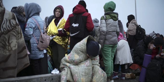 Flüchtlinge aus der Ukraine warten am 7. März am Grenzübergang Medyka zu Polen auf den Weitertransport. Ukraine Krieg Flüchtlinge