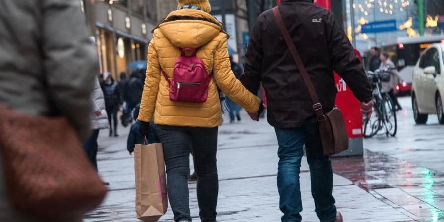 Passanten mit Einkaufstüten in der Innenstadt von Hamburg. Foto: Daniel Bockwoldt/dpa