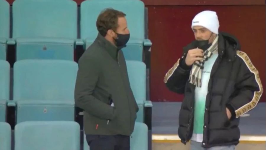 Hier steht er mit Gucci-Jacke neben Englands Nationaltrainer Gareth Southgate.