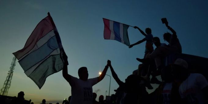 Menschen feiern nach der Flucht von Gambias Präsident Jammeh 2017. Menschen feiern nach der Flucht von Gambias Präsident Jammeh 2017.