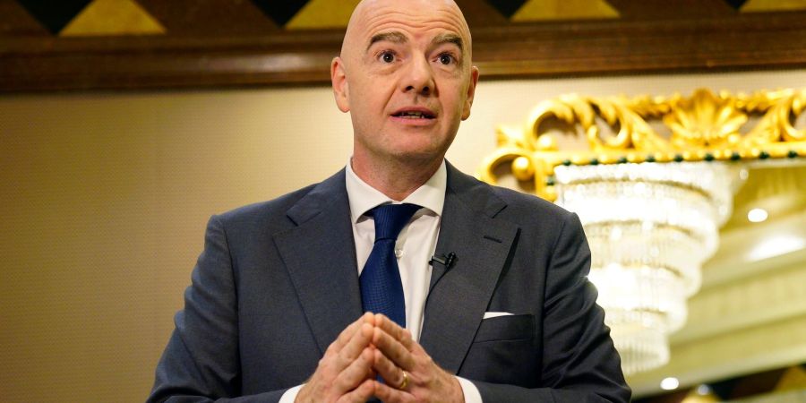 Gianni Infantino, Präsident der Fifa, weist auf die Fortschritte hin, die Katar vor der WM 2022 macht.