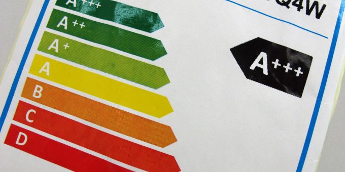 Ein Hinweisschild mit den bisherigen Energieeffizienzklassen steht in München in einem Grossmarkt für Elektroartikel. Ein Hinweisschild mit den bisherigen Energieeffizienzklassen steht in München in einem Grossmarkt für Elektroartikel.