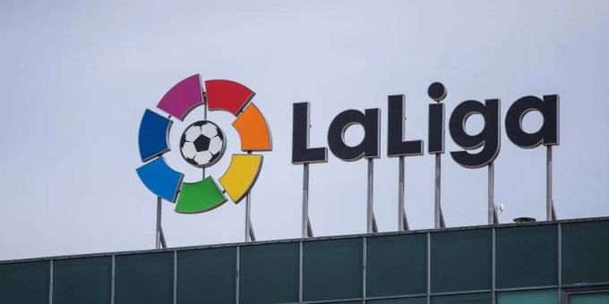 Das Logo der spanischen Fussball-Liga, La Liga, ist über dem Hauptsitz in Madrid zu sehen. fc girona