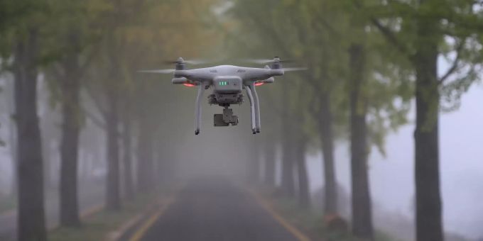 Eine Drohne fliegt über eine Strasse. (Symbolbild) drohne strasse