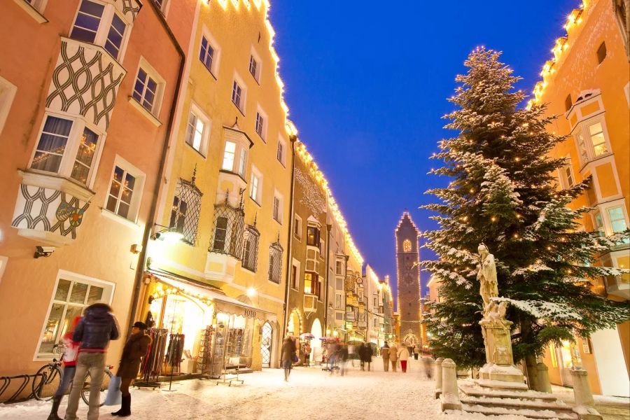 Innenstadt Fussgängerzone Schnee Weihnachtsbeleuchtung