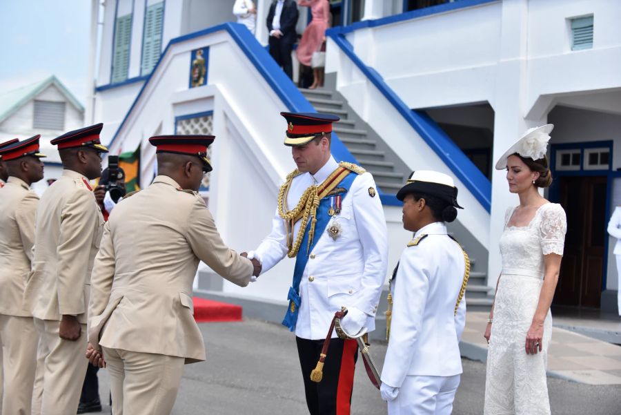 Hier werden Prinz William und Kate auf Jamaika begrüsst.