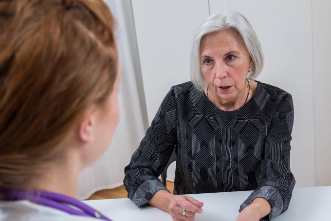 Der Hausarzt ist der erste Ansprechpartner für eine Ultraschall-Untersuchung der Bauchschlagader. Frau Ärztin