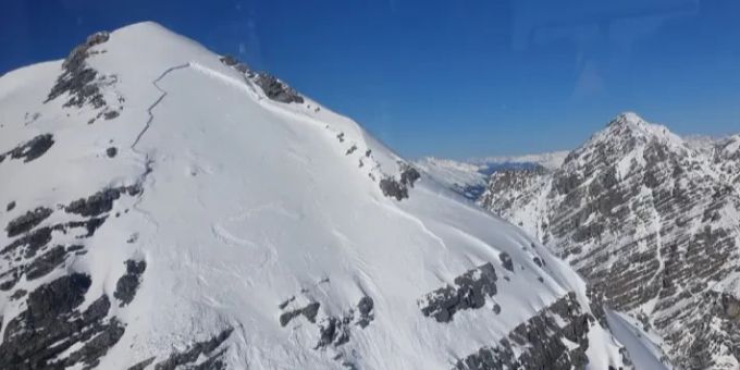 In Scuol und Tschierv GR wurden zwei österreichische Tourengänger von Lawinen verschüttet.