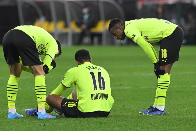 Manuel Akanji fehlt Borussia Dortmund derweil aufgrund eines Muskelfaserrisses. Manuel Akanji