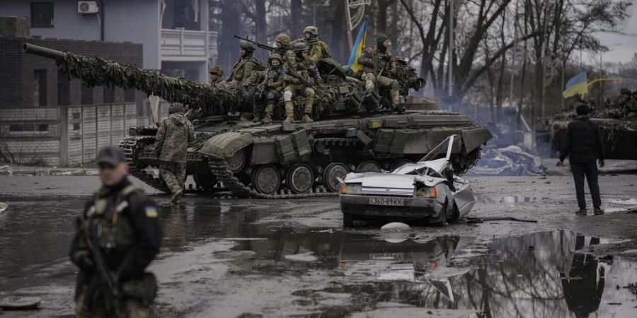 Ukrainische Soldaten fahren auf einem Panzer nahe Kiew.